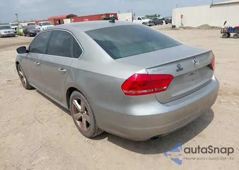 2013 Volkswagen Passat 2.5L Se z USA, uszkodzony, nr VIN 1VWBH7A35DC120218